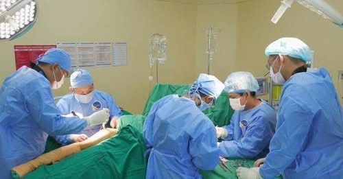 Các bác sĩ phẫu thuật cho bệnh nhân. Ảnh: BVCC. thoat-chet.jpg
