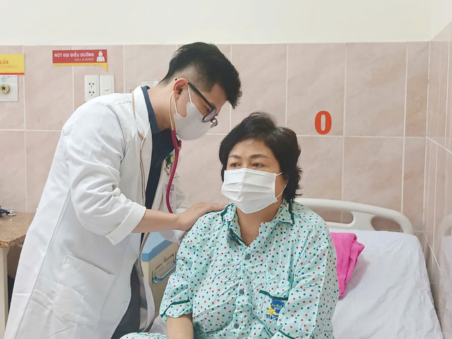 Thăm khám cho bệnh nhân sau ghép thận - Ảnh BVCC suy-than.jpg