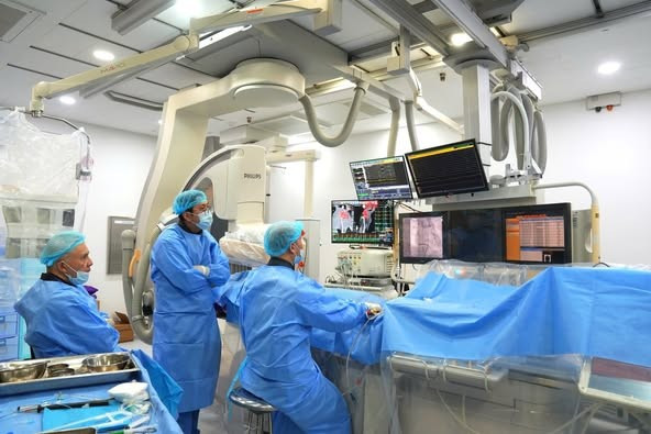 Giáo sư Nademanee đã trực tiếp đến Việt Nam để chuyển giao kỹ thuật triệt đốt điều trị Brugada - Ảnh BVCC roi-loan-nhip.jpg