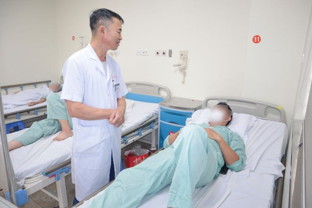 Tư vấn cho bệnh nhân - Ảnh BVCC phun-thuoc.jpg