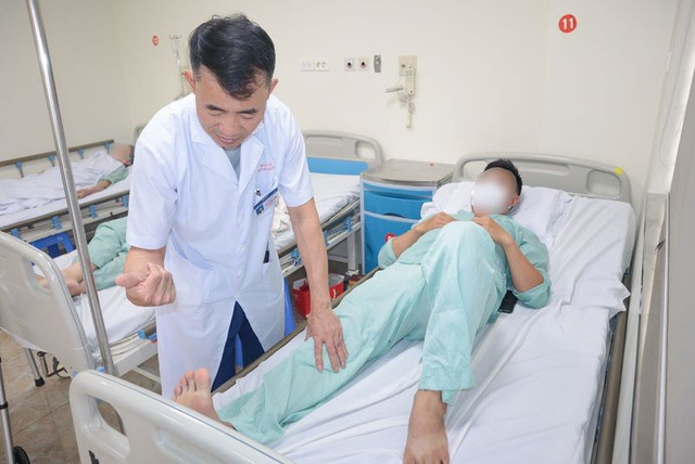 Kiểm tra chức năng vận động chân cho bệnh nhân - Ảnh BVCC phun-thuoc-1.jpg