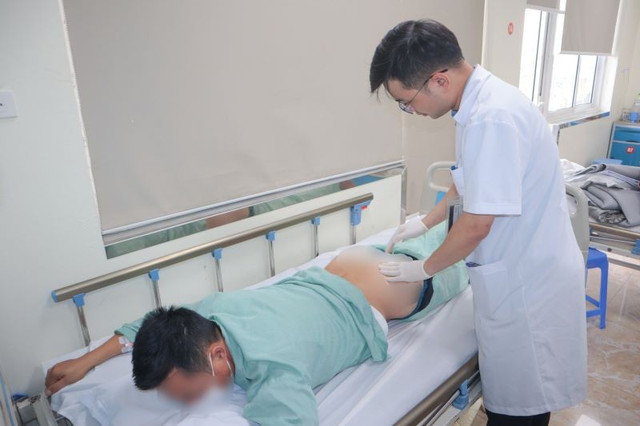 Thăm khám cho bệnh nhân có nhiều vết chém vùng mông - Ảnh BVCC phun-thuoc-2.jpg