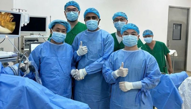 Ê kíp phẫu thuật sau khi thực hiện thành công 2 trường hợp đầu tiên - Ảnh BVCC tien-liet-tuyen1-9028.jpg