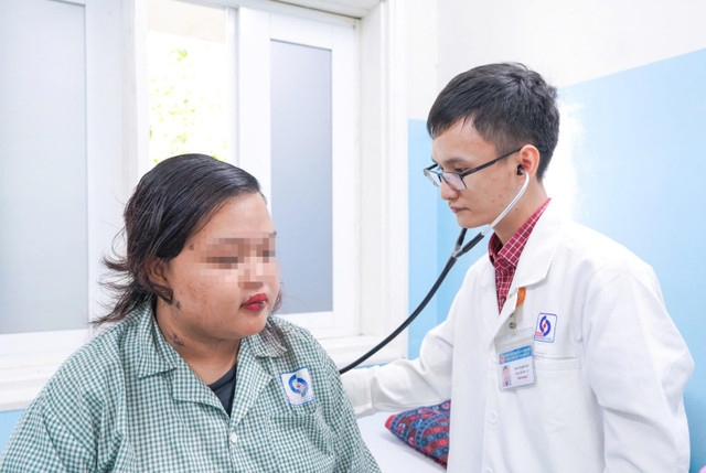 Thăm khám cho bệnh nhân - Ảnh BVCC nu-sinh-beo-1.jpg