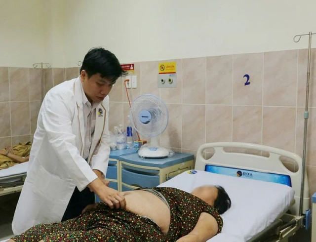 Bác sĩ thăm khám cho bệnh nhân - Ảnh BVCC ruot-treo.jpg