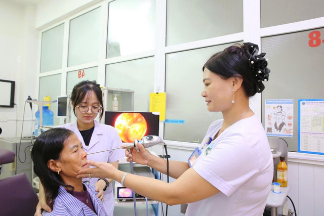 BS Lê Thị Hà, Trưởng khoa Tai – Mũi – Họng (Bệnh viện Đa khoa Hà Tĩnh) kiểm tra mũi cho bệnh nhân sau phẫu thuật nội soi - Ảnh BVCC doi.jpg