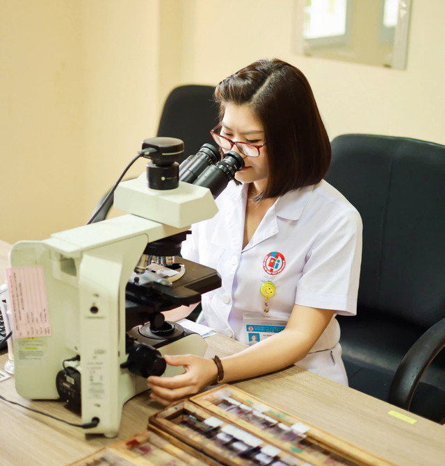 Thực hiện xét nghiệm mẫu bệnh phẩm của bệnh nhi - Ảnh BVCC kham-soi.jpg