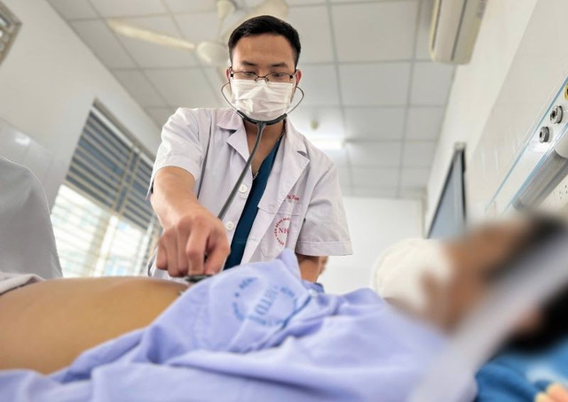 Thăm khám cho bệnh nhân đang điều trị tại bệnh viện - Ảnh BVCC viem-gan-1.jpg