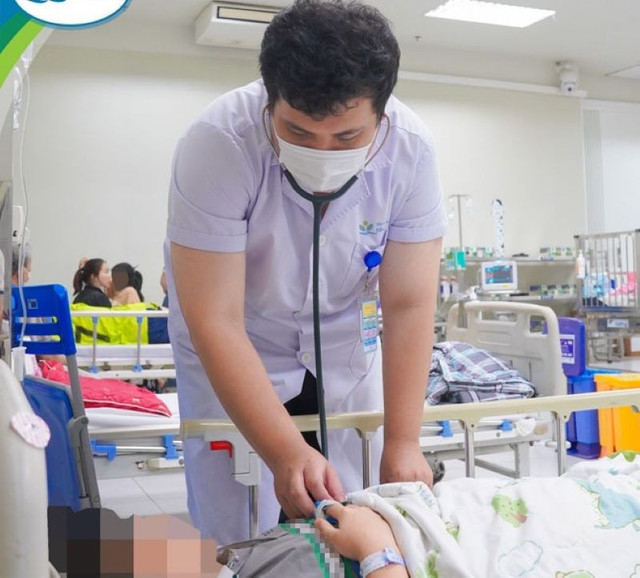 Bác sĩ thăm khám cho một bệnh nhi bị ngộ độc tại khoa Cấp cứu và Chống độc, Bệnh viện Nhi Trung ương - Ảnh BVCC hut-thuoc-la-o-tre-em-dsc06376.jpg
