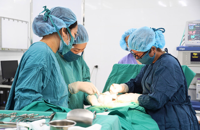 Ca phẫu thuật lấy thai chủ động cho sản phụ - Ảnh BVCC rau-tien-dao-1.jpg