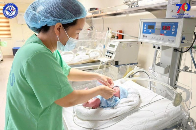 Em bé được chăm sóc tại Bệnh viện Phụ sản Trung ương - Ảnh BVCC phoi-de-6.jpg