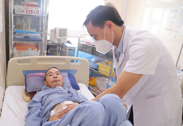 Thăm khám lại cho bệnh nhân sau phẫu thuật - Ảnh BVCC 499438544-1098830642280176-8564319830150736366-n.jpg
