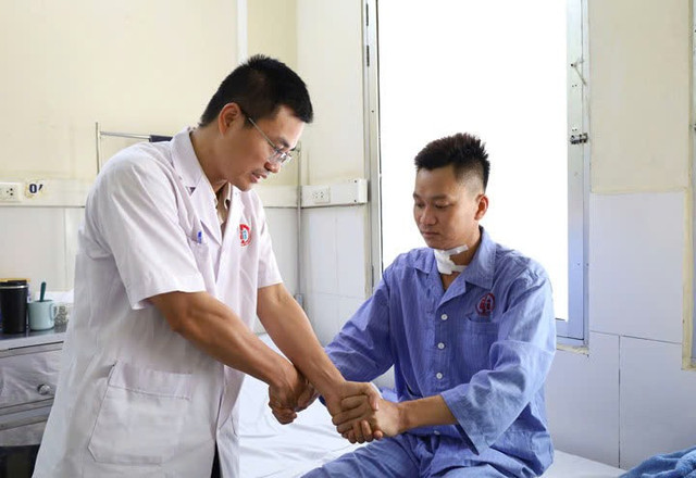 Kiểm tra chức năng vận động cho bệnh nhân sau phẫu thuật - Ảnh BVCC tuy-co.jpg