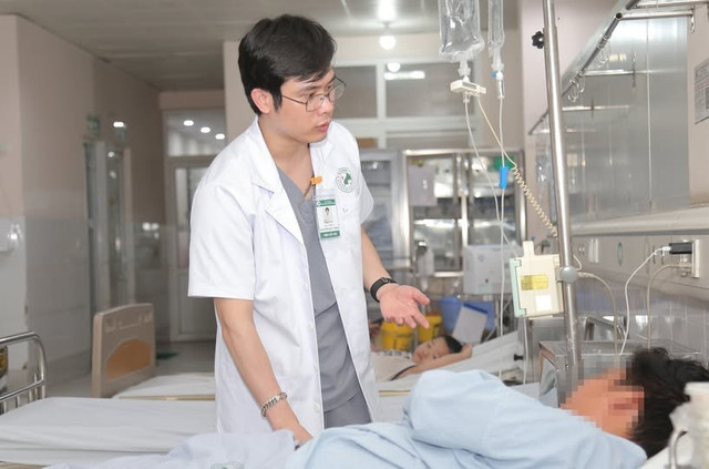 Thăm khám cho bệnh nhân say nóng - Ảnh BVCC say-nong.jpg
