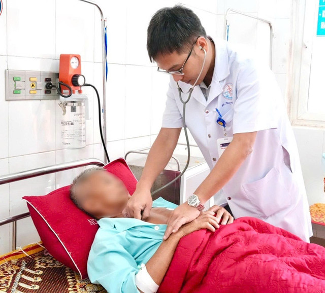 Thăm khám cho bệnh nhân - Ảnh BVCC dinh-gay-8963.jpg