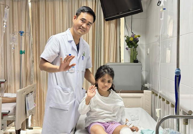 TS.BS Vũ Trung Trực và bé gái sau phẫu thuật - Ảnh BVCC ts-vu-trung-truc-va-be-gai-sau-phau-thuat.jpg
