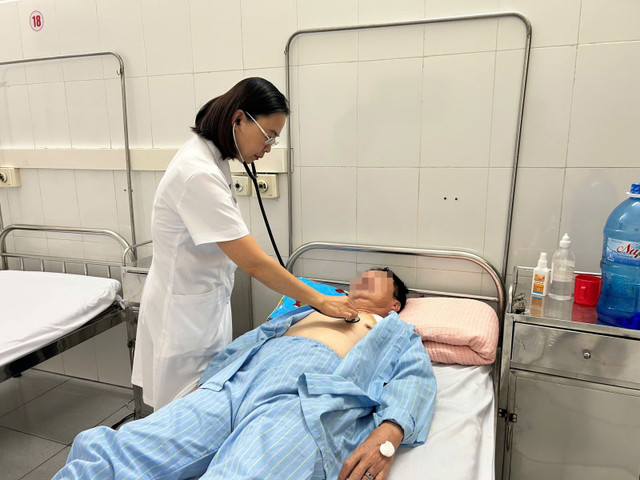 Bác sĩ khoa Nội B thăm khám, kiểm tra và theo dõi sức khỏe cho bệnh nhân sau can thiệp đặt máy tạo nhịp - Ảnh BVCC tao-nhip-co-tim.jpg