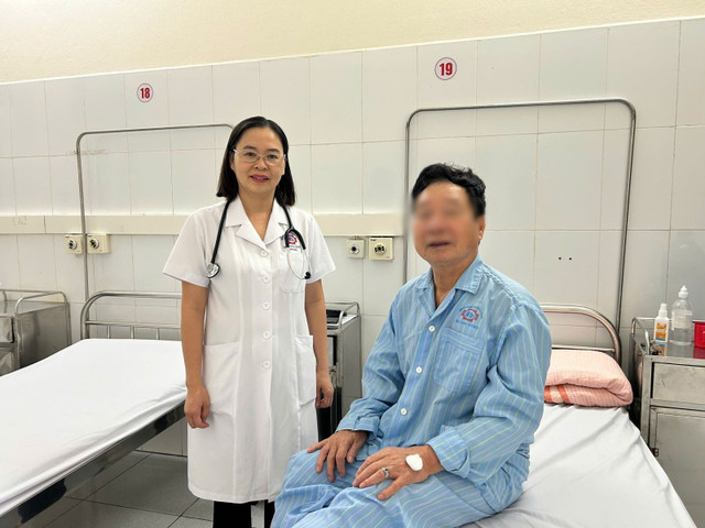 Người bệnh phấn khởi khi được điều trị hiệu quả ngay tại Bệnh viện Đa khoa tỉnh Quảng Ninh - Ảnh BVCC tao-nhip-ct.jpg