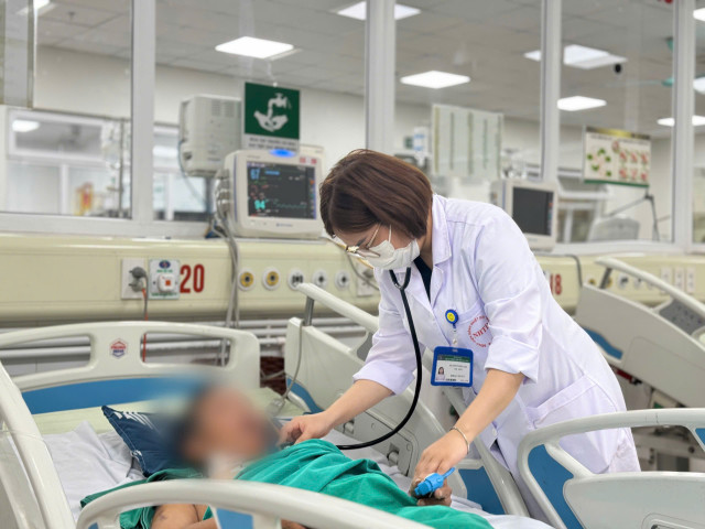 Thăm khám cho bệnh nhân viêm màng não do nhiễm nấm. vviem-nao.jpg