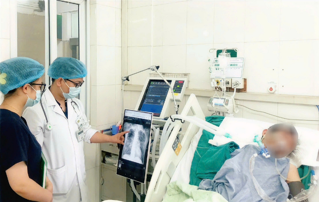 Bệnh nhân viêm phổi, suy hô hấp nặng đang điều trị tại Bệnh viện Bạch Mai - Ảnh BVCC soi-nguy-kich.png