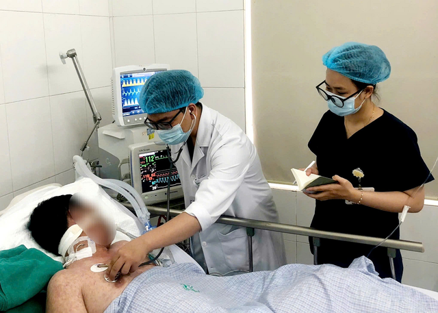 ThS. BSNT. Lê Thanh Đạt, Viện y học Nhiệt đới thăm khám bệnh nhân sởi biến chứng viêm phổi, viêm cơ tim - Ảnh BVCC soi-nguy-kich-1.png