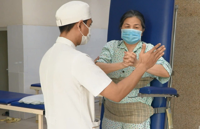 Sau 3 tháng kiên trì tập luyện người bệnh đã đi lại được. u-tuy-nguc.jpg
