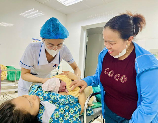 Hình ảnh chăm sóc bà mẹ và trẻ sơ sinh trong lúc trận bão số 5 Kajiki đổ bộ vào Nghệ An - Ảnh BVCC e-be-bao-6.jpg
