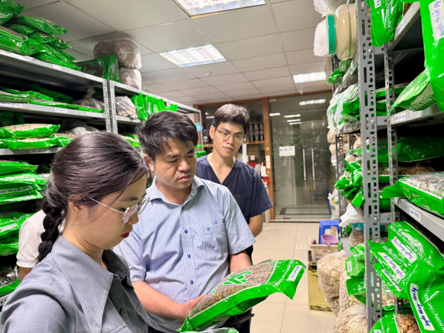 TS.DS Trần Minh Ngọc, Phó Cục trưởng Cục Quản lý Y, Dược cổ truyền - Trưởng đoàn kiểm tra của Cục Quản lý Y, Dược cổ truyền kiểm tra tại Phòng khám chuyên khoa Y học cổ truyền Quốc Y Đường ở Hà Nội chiều 21/5 - Ảnh Báo Sức khỏe và Đời sống y-hoc-co-truyen-22-174787008456833395374.jpg
