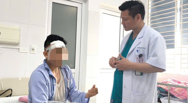 BS Thành thăm khám cho bệnh nhân sau phẫu thuật. mo-nao-tinh-2.jpg