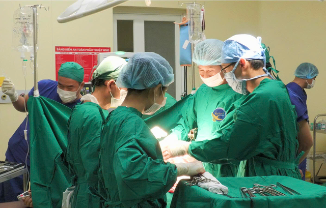 Ê- kíp phẫu thuật cho bệnh nhân - Ảnh BVCC ekip-phau-thuat-1-1.png