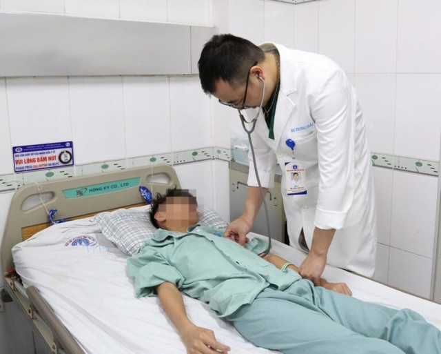 BSCKI Trương Văn Hải thăm khám cho người bệnh sau 10 ngày điều trị. Người bệnh hoàn toàn ổn định và được ra viện - Ảnh BVCC vo-tim-3.jpg