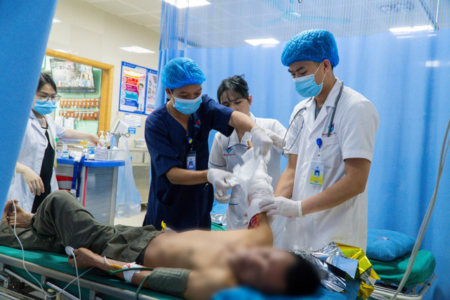 Các bác sĩ đang xử lý tổn thương cho bệnh nhân - Ảnh BVCC loc-tay-1.jpg
