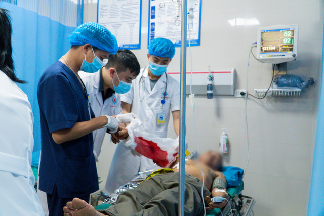 Người bệnh được đưa đến cấp cứu - Ảnh BVCC loc-tay-3.jpg
