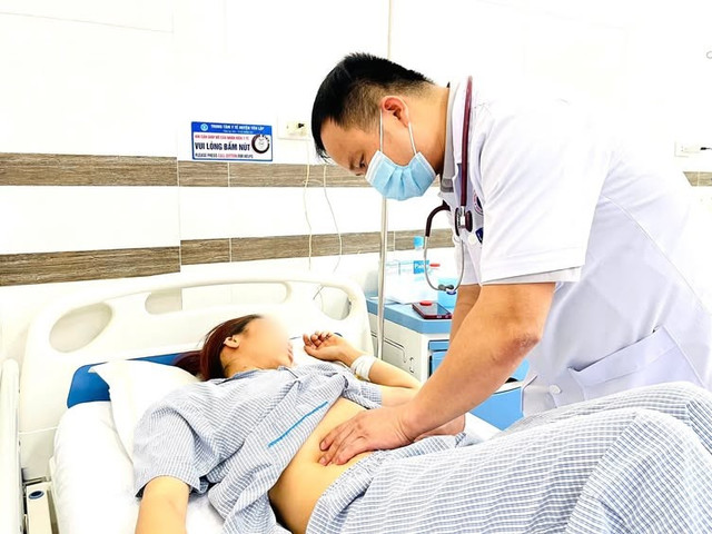 Thăm khám cho cô gái bị vỡ khối chửa ngoài tử cung - Ảnh BVCC tu-cung-vo.jpg