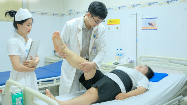 Thăm khám cho trẻ bị thoát vị đĩa đệm - Ảnh BVCC thoat-vi-161-2471.jpg