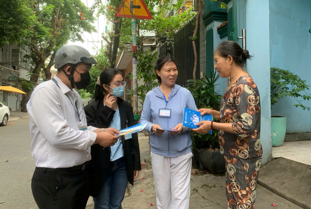 Nhân viên Y tế và CTV phát tờ rơi tuyên truyền cho người dân xung quanh khu vực điểm nguy cơ. sxh1.png