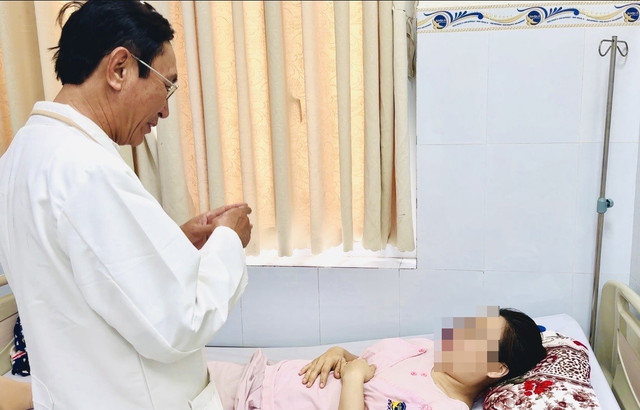 Thăm khám cho sản phụ sau phẫu thuật - Ảnh BVCC thai-ngoai-tu-cung-qua-bom-no-cham-de-doa-tinh-mang-phu-nu-1-1755767489.jpg