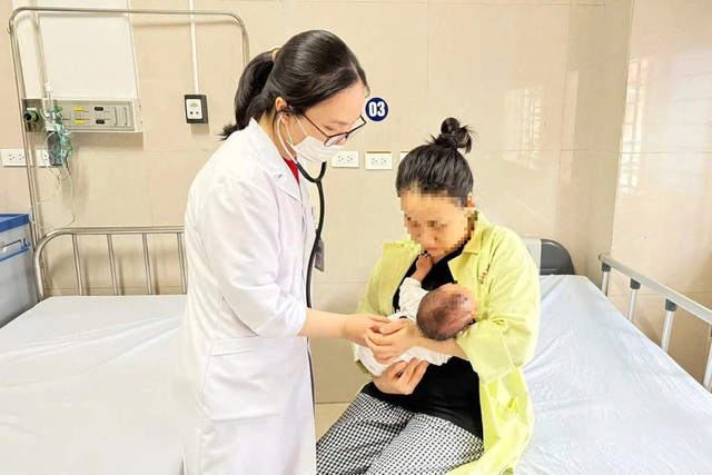 Bệnh nhi một tháng tuổi được cấp cứu kịp thời sau khi ngộ độc sái thuốc phiện - Ảnh BVCC benh-nhi-mot-thang-tuoi-duoc-cap-cuu-kip-thoi-sau-khi-ngo-doc-sai-thuoc-phien-455667.jpg