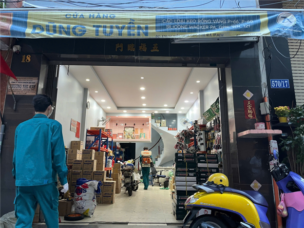 Lực lượng y tế phun hóa chất diệt muỗi tại khu phố 24, phường Chợ Lớn. diet-muoi.png