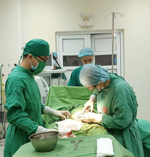 Bác sĩ phẫu thuật cho sản phụ - Ảnh BVCC rau-bong-non.jpg