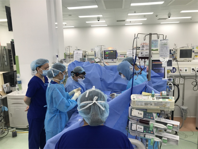 Phẫu thuật mạch máu thiết lập hệ thống ECMO để cứu trẻ - Ảnh BVCC vct1.jpg