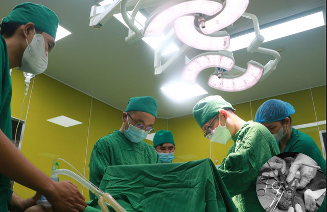Các bác sĩ phẫu thuật cho bệnh nhân - Ảnh BVCC nga-ngoi.jpg