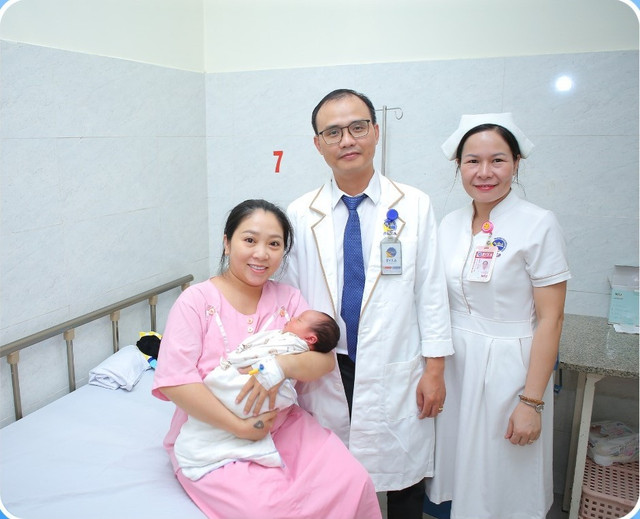 Người mẹ hạnh phúc bên con và các y bác sĩ khi sức khỏe đã hồi phục. truyen-mai-1.jpg