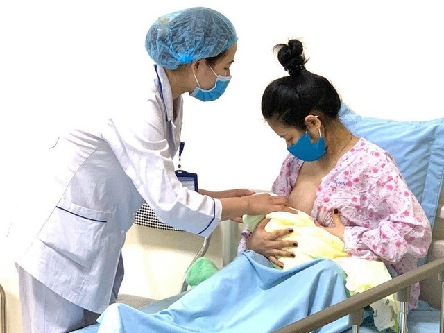 Hướng dẫn cách cho con bú ngay sau khi sinh - Ảnh BVCC sua-me-2.jpg