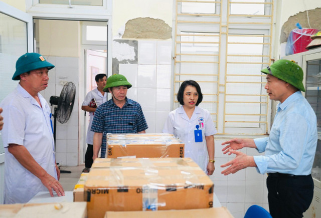 Chuẩn bị đầy đủ cơ số thuốc, thiết bị y tế và nhân lực phục vụ cấp cứu nội viện và ngoại viện khi có tình huống khẩn cấp - Ảnh Sở Y tế cung cấp kiem-tra-chong-bao-hai-phong.jpg