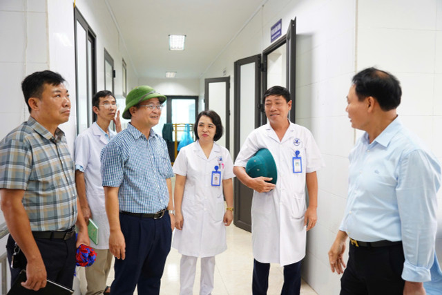 Giám đốc Sở Y tế thành phố kiểm tra công tác thu dung bệnh nhân, phương án đảm bảo cơ số thuốc và trực cấp cứu tại Bệnh viện Đa khoa Đôn Lương, đặc khu Cát Hải. kiem-tra-bao-1.jpg