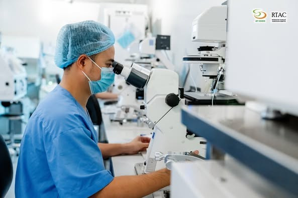 Thụ tinh trong ống nghiệm hỗ trợ sinh sản - Ảnh Bệnh viện Nam học và hiếm muộn Hà Nội phu-nu-doc-than-duoc-phep-thu-tinh.jpg