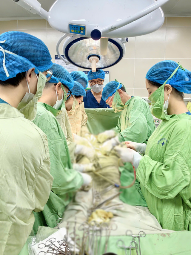 Nhờ kỹ thuật phẫu tích tỉ mỉ, các bác sĩ đã bảo tồn được niệu quản, bàng quang cho bệnh nhân - Ảnh BVCC u-xo-tc2.jpg