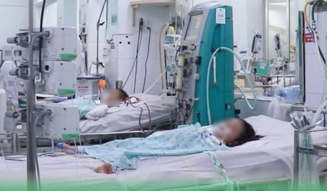 Bệnh nhi sốt xuất huyết nặng tại bệnh viện - Ảnh BVCC sxh-1.jpg