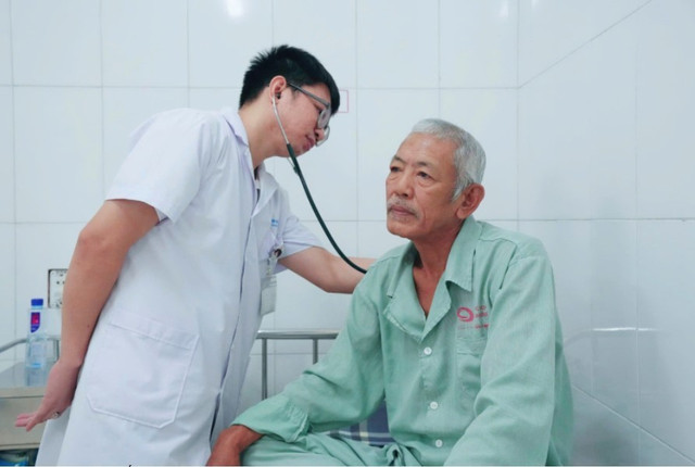 Bác sĩ Lê Phấn Minh, khoa Thận lọc máu - Bệnh viện Bãi Cháy khám lại cho bệnh nhân. ngung-tim.jpg